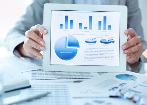 Profesional analizando datos empresariales con herramientas de Business Intelligence.