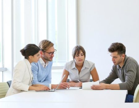 Trabajamos contigo para llevar tu negocio al siguiente nivel Equipo de consultores de Devaim trabajando en soluciones ERP para empresas